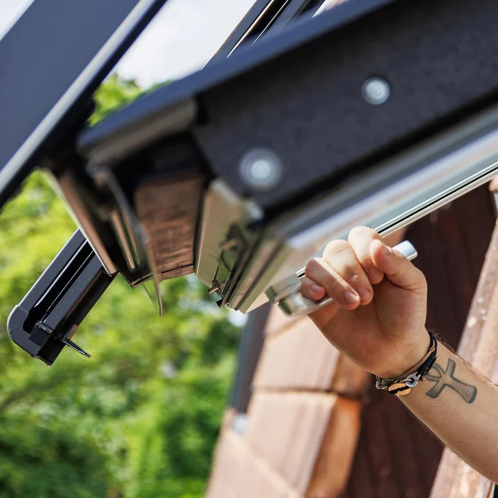 Réparation d'un volet roulant Velux par un technicien Besoin de Toit